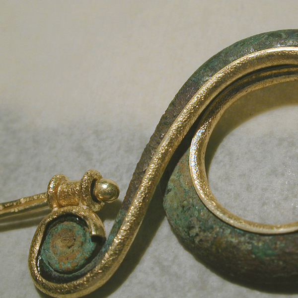 Girocollo in oro con antico bronzo vietnamita