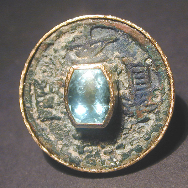 Anello in oro, antica moneta di scavo cinese e acquamarina