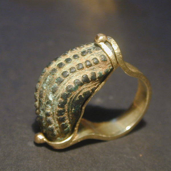 Anello in oro e antico bronzo nigeriano di scavo