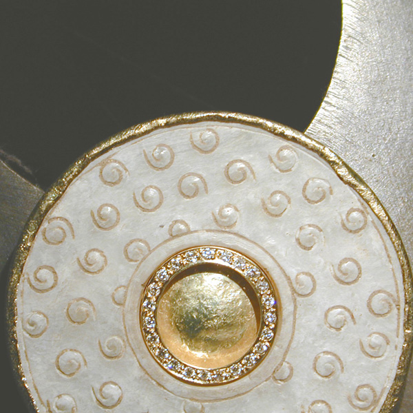 Anello in giada antica, oro e brillanti