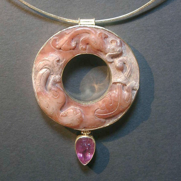 Collana con pendente in oro, antica giada rosa e goccia di rubellite