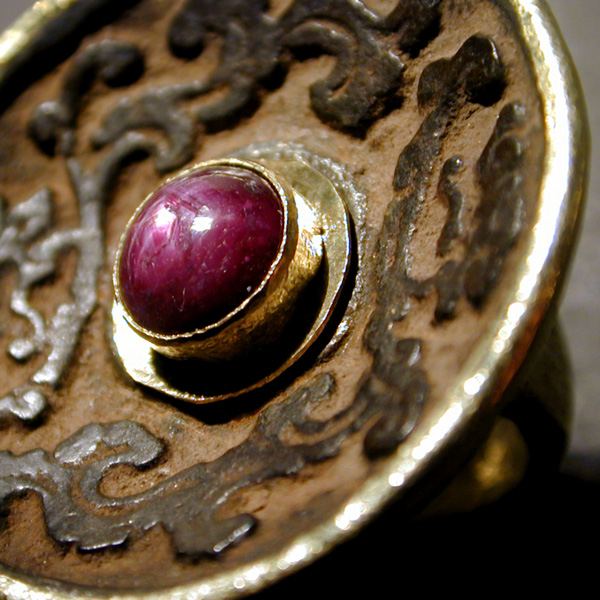 Anello in vecchio bronzo cinese e rubino asteria