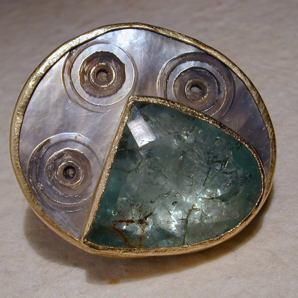 Anello in madreperla di scavo e acquamarina