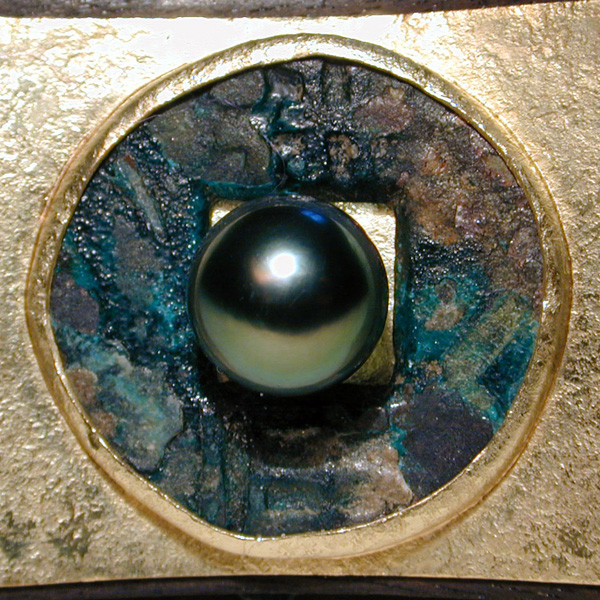 Anello con moneta di scavo e perla nera
